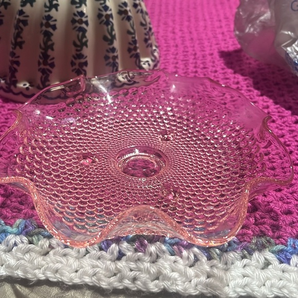VINTAGE 7" Dia PINK DEPRESSION GLASS 3 FOOTED RUFFLE RIM HOBNAIL CANDY DISH BOWL - Picture 4 of 5